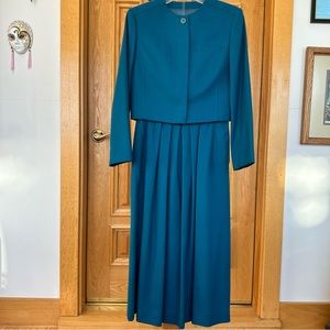 Pendleton skirt and cropped jacket fully lined suit 100% wool; made in USA